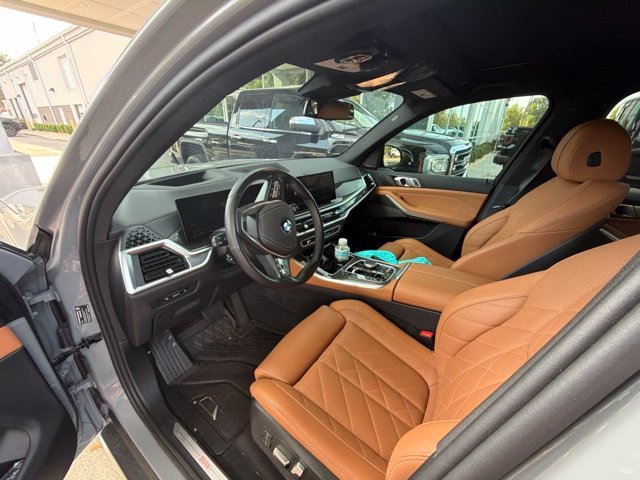 Used 2025  BMW xDrive40i image 2