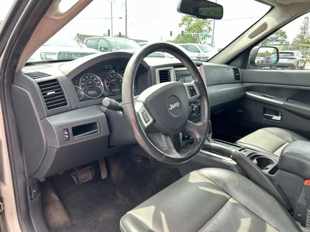 Used 2009 Light Graystone Pearl Jeep Laredo image 28