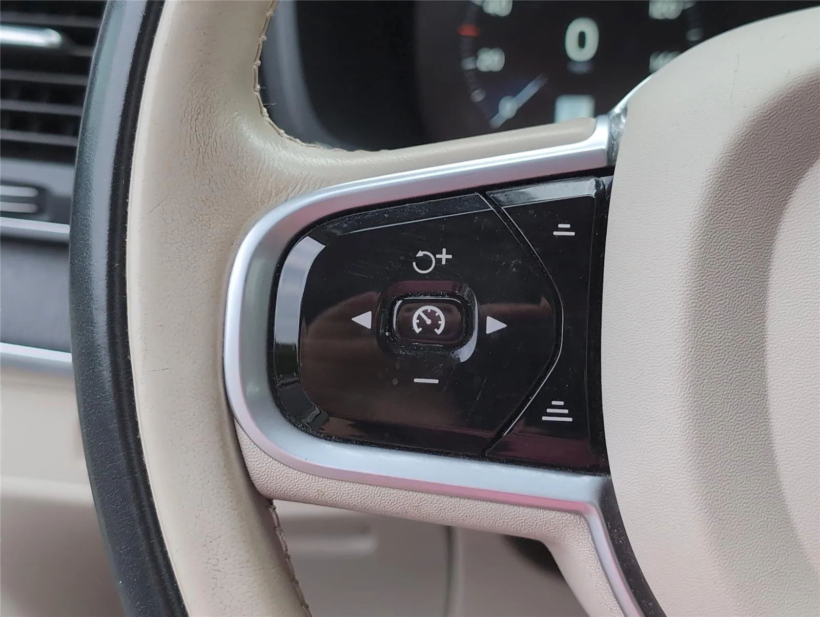 Used 2020 Crystal White Metallic Volvo Momentum image 26