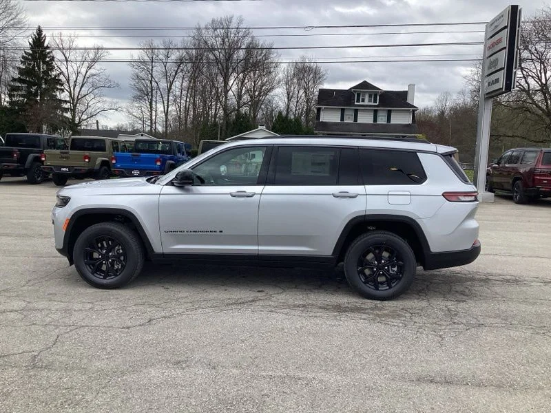 New 2026 Silver Zynith Exterior Paint Jeep Altitude image 4