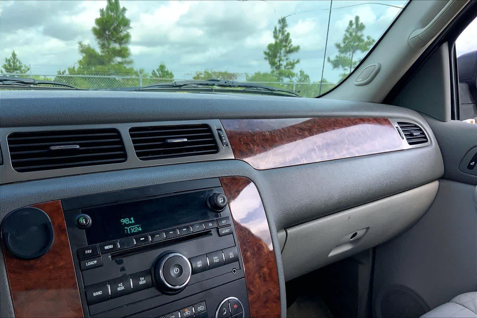 Used 2008 Graystone Metallic Chevrolet LT w/3LT image 33