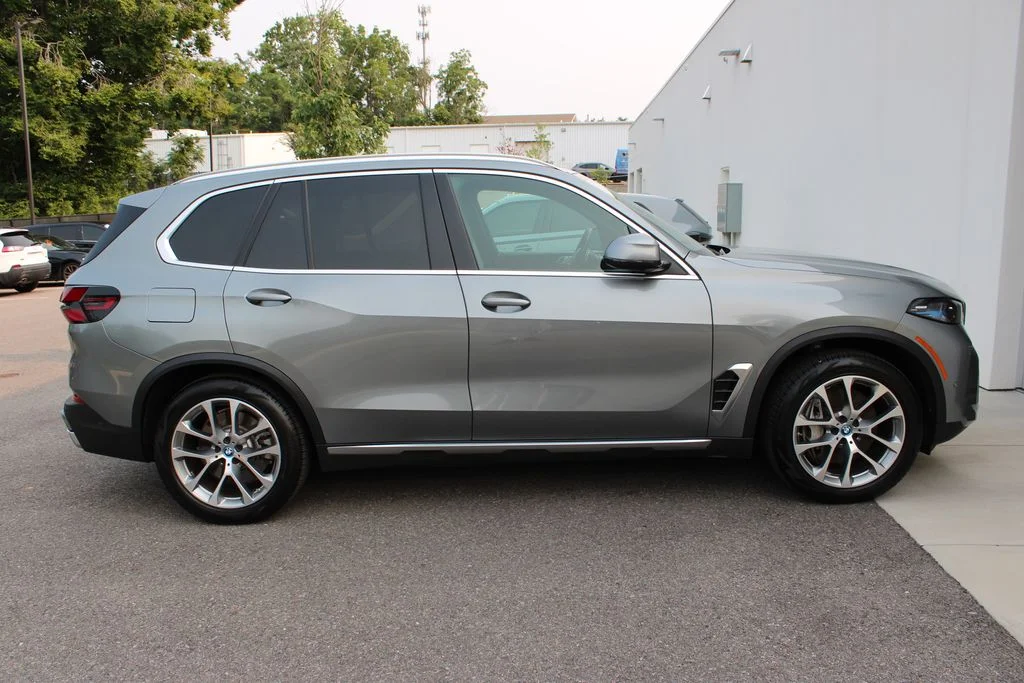 Used 2025 Gray BMW xDrive50e image 33