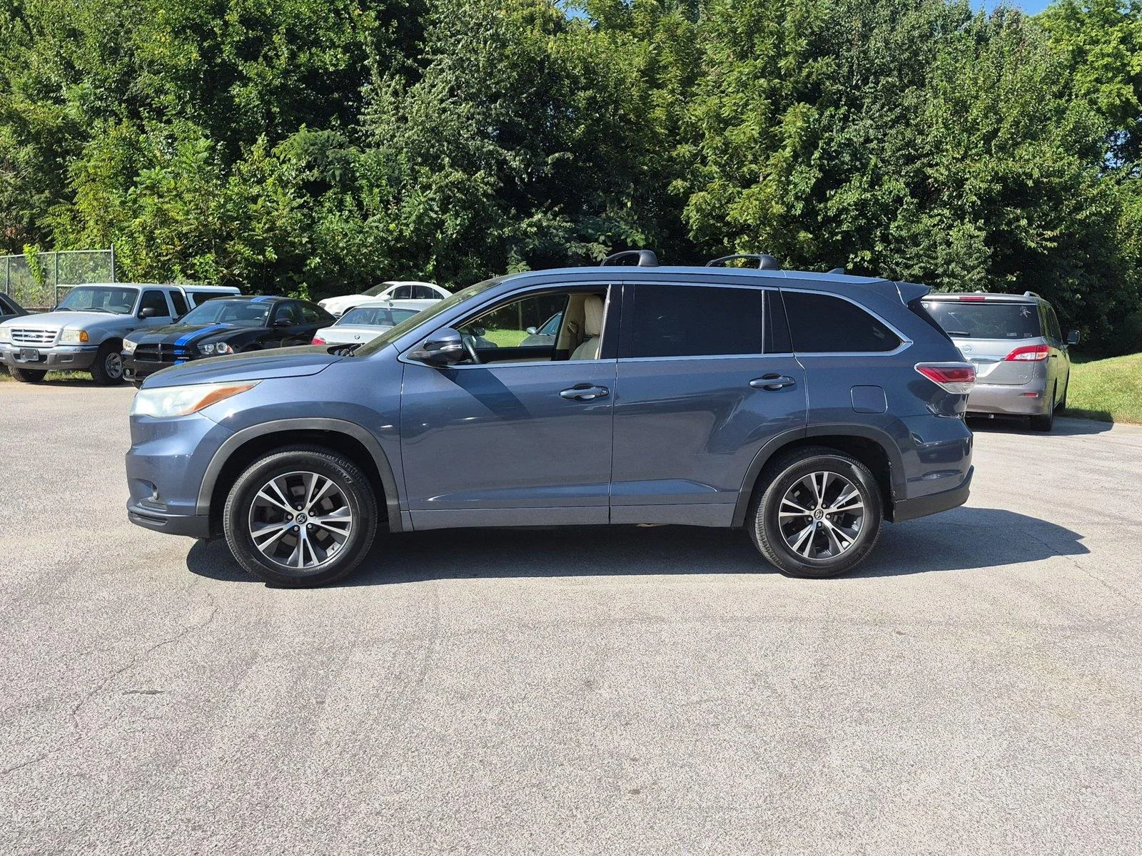 Used 2016 Shoreline Blue Pearl Toyota XLE image 2