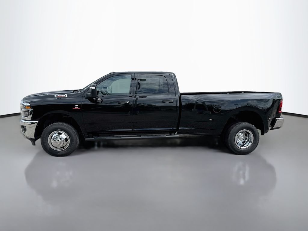 New 2026 Diamond Black Crystal Pearl-Coat Exterior Paint RAM Tradesman image 7