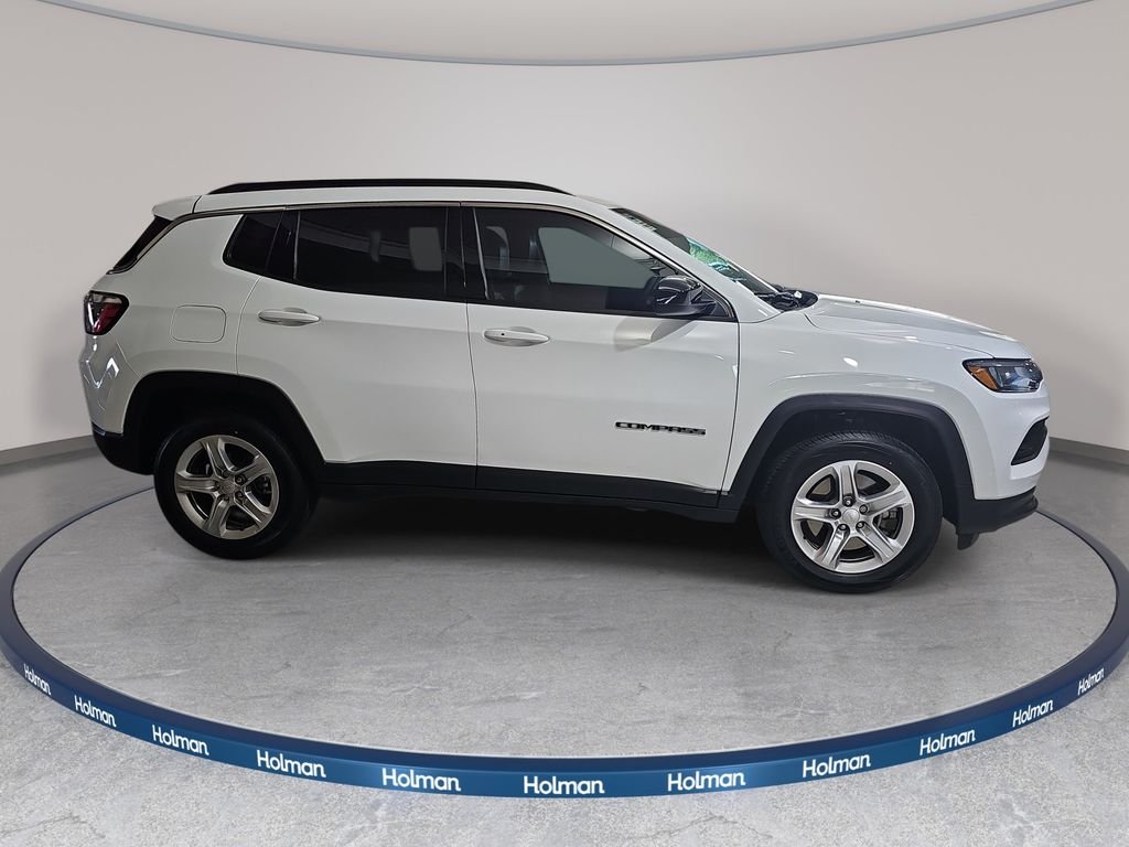 Used 2024 White Jeep Latitude image 5