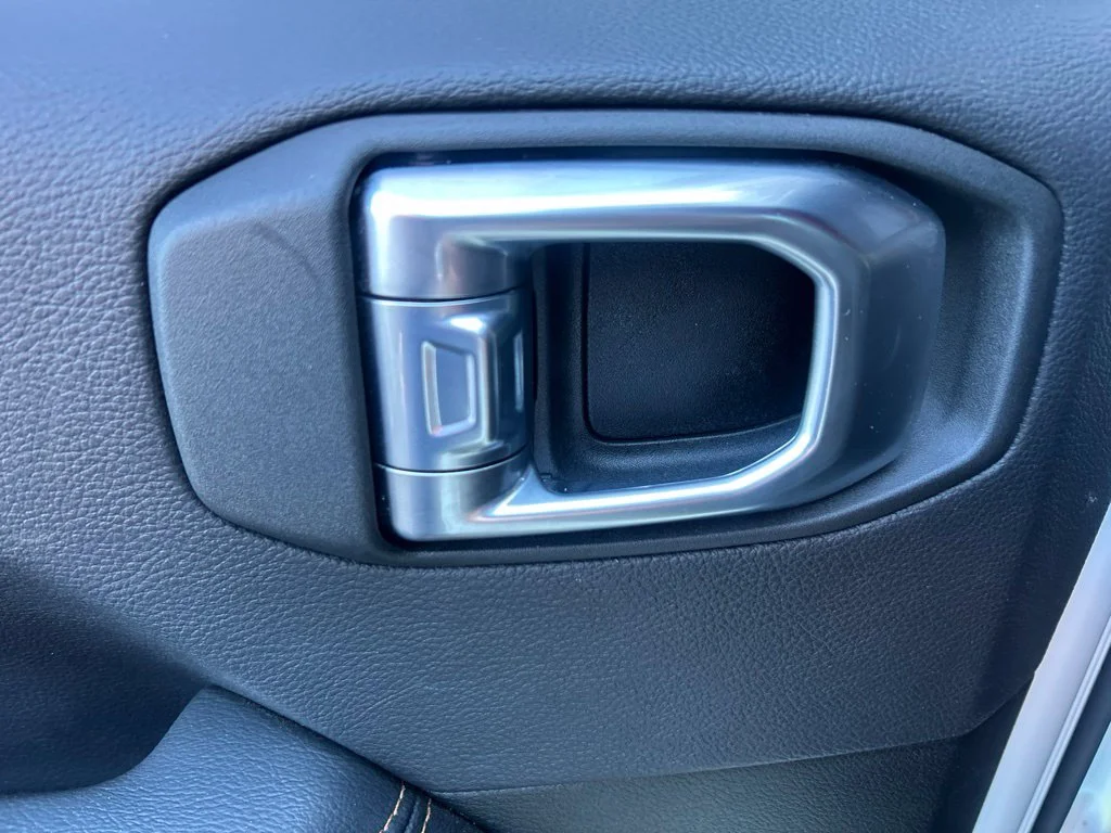 Used 2022 White Jeep Overland image 25