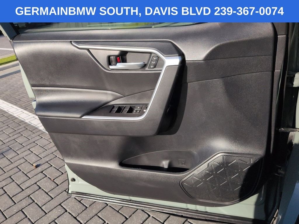 Used 2021 Lunar Toyota XLE Premium image 29