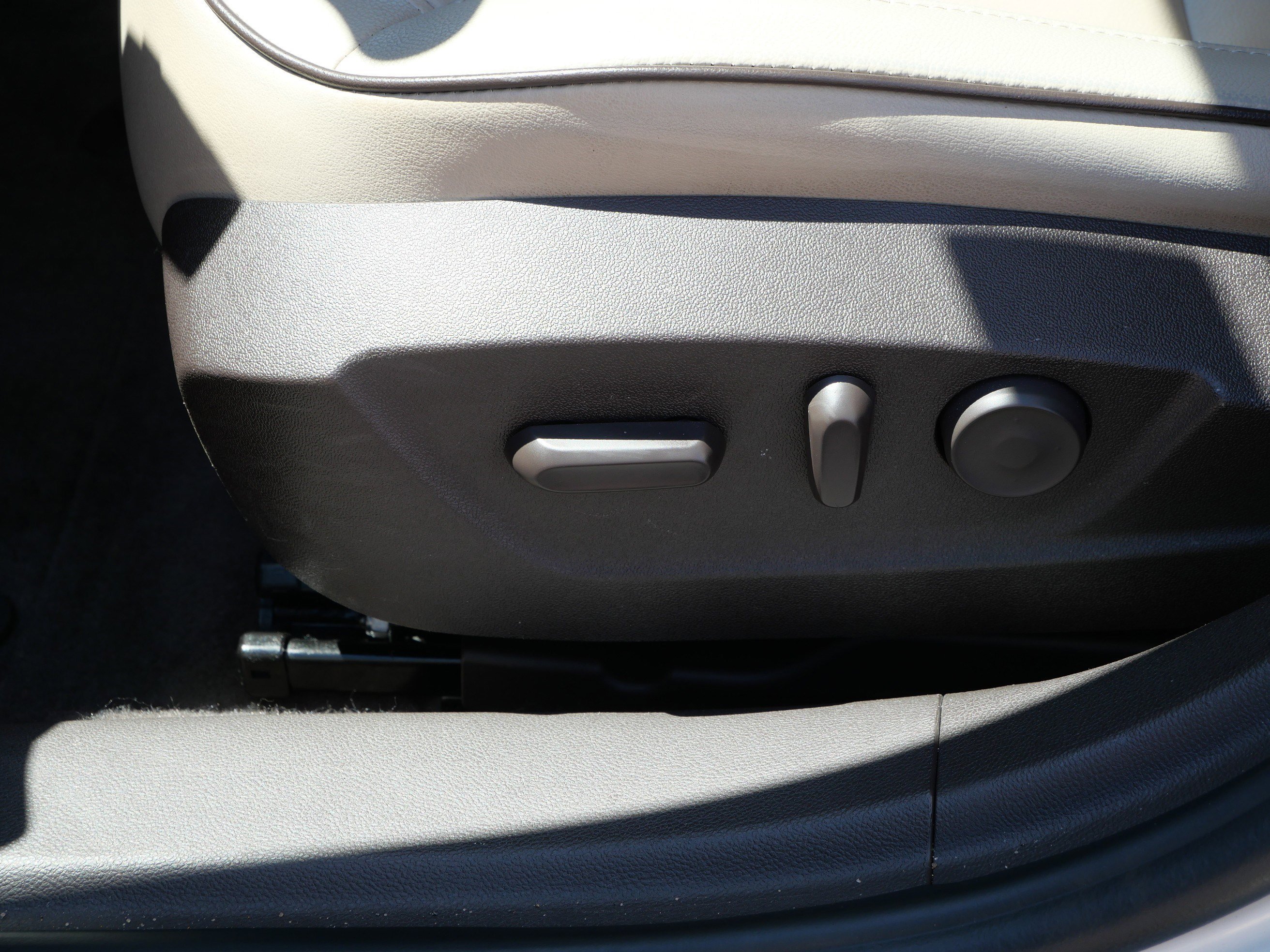 Used 2013 White Diamond Tricoat Chevrolet ECO image 20