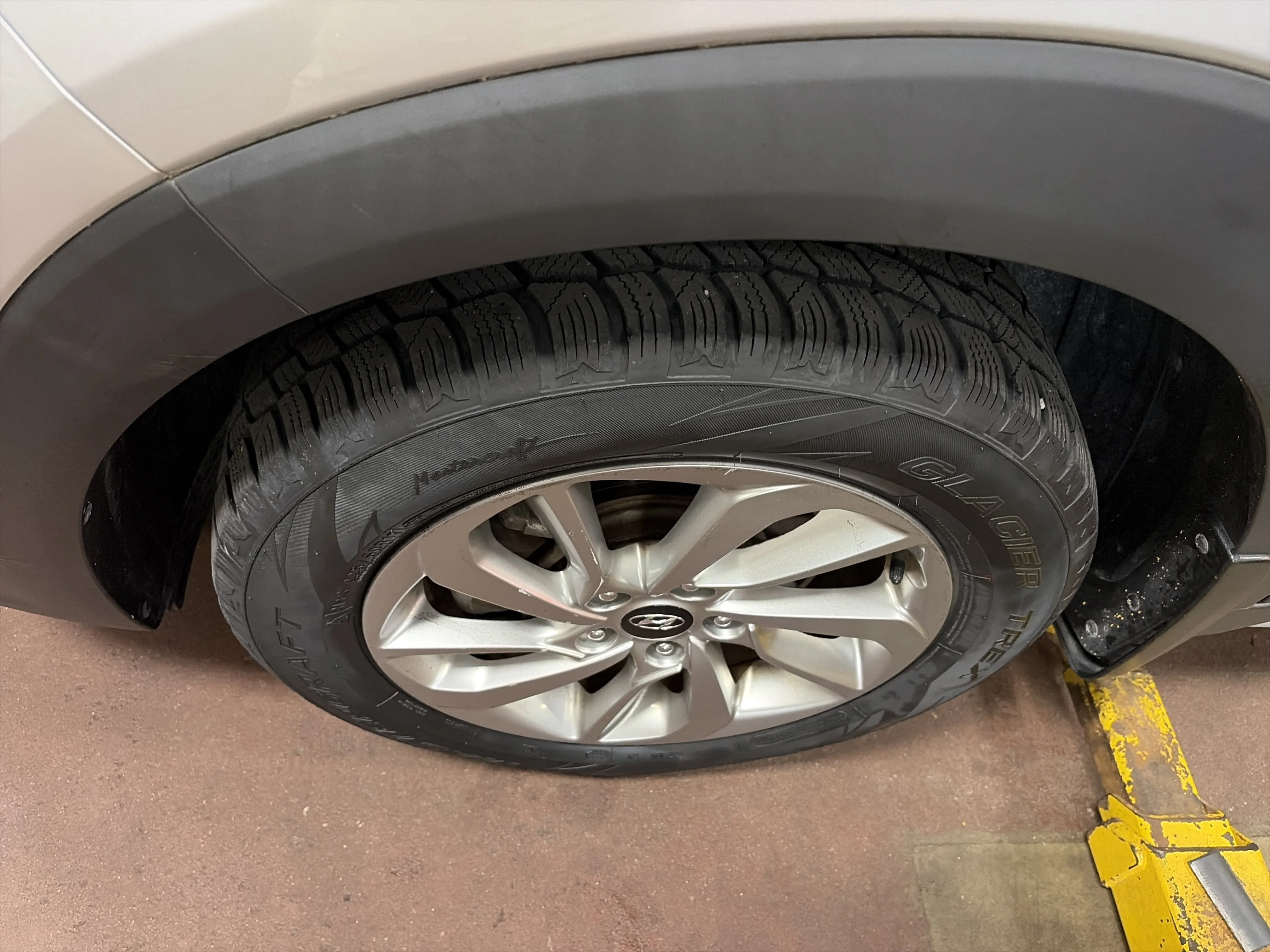 Used 2017 Molten Silver Hyundai SE image 2