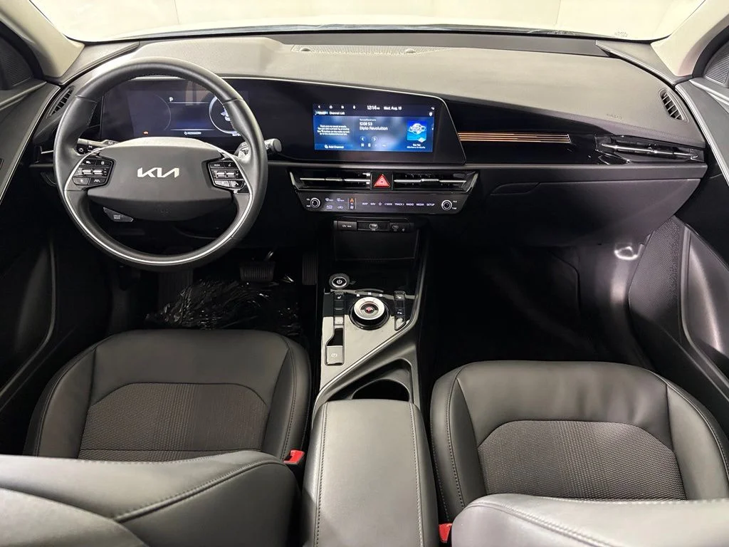 Used 2023 White Kia Wind image 33
