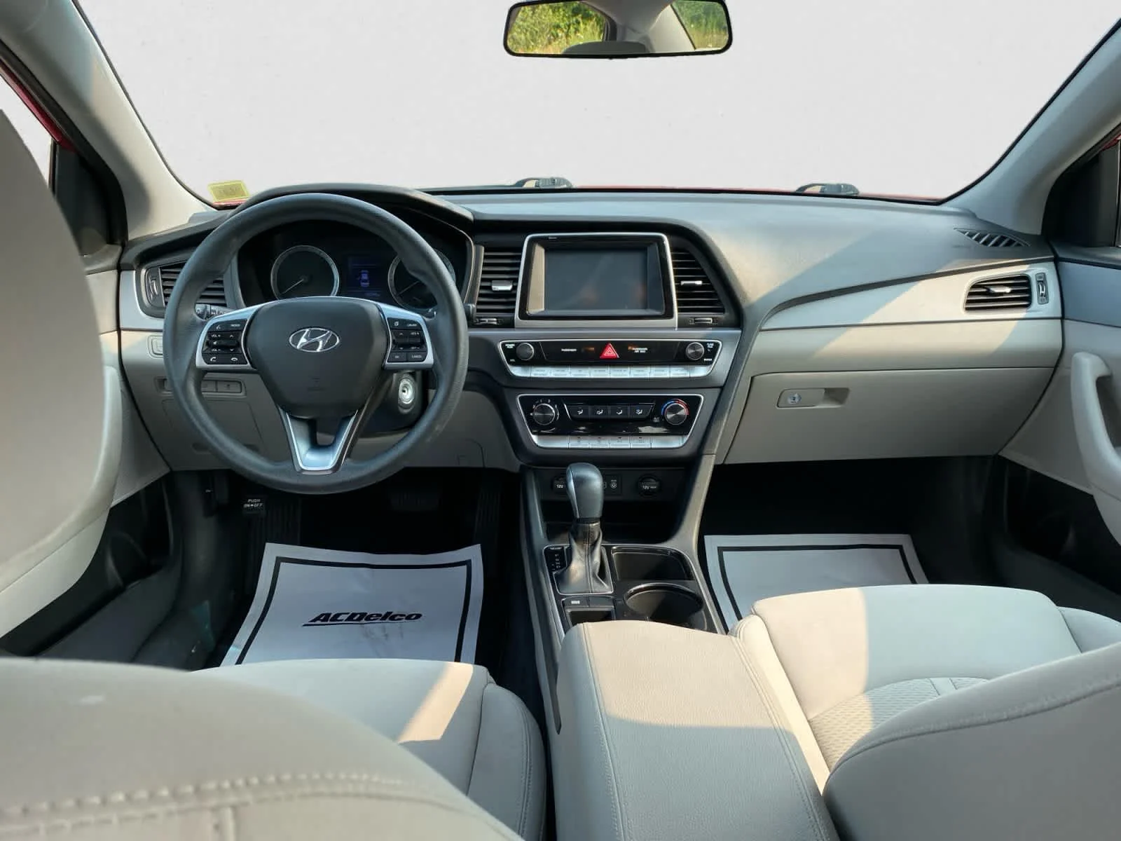 Used 2019 Scarlet Red Hyundai SE image 16