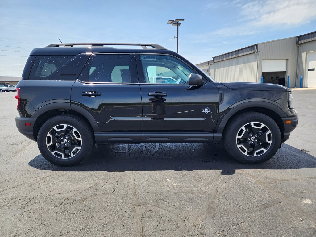 Used 2023 Shadow Black Ford Outer Banks image 4