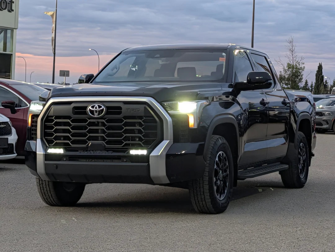 Used 2024  Toyota 4X4 -Leather - Sunroof - Blind Spot - Park Assist - Lane Keep image 4