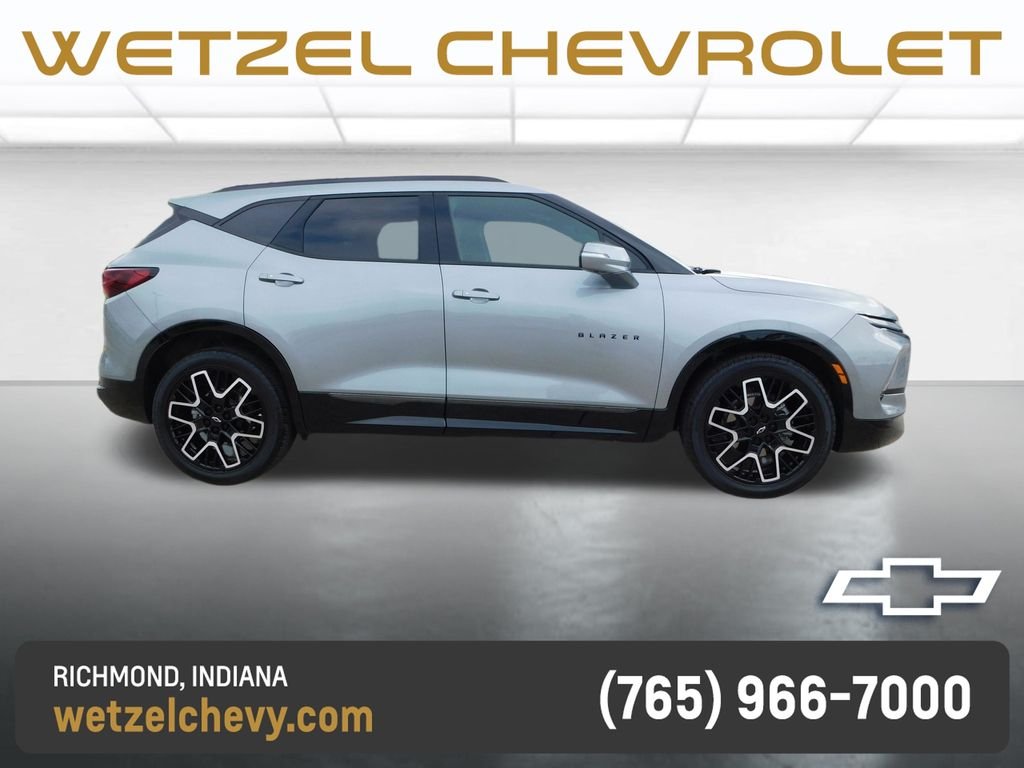Used 2025 Gray Chevrolet RS image 2