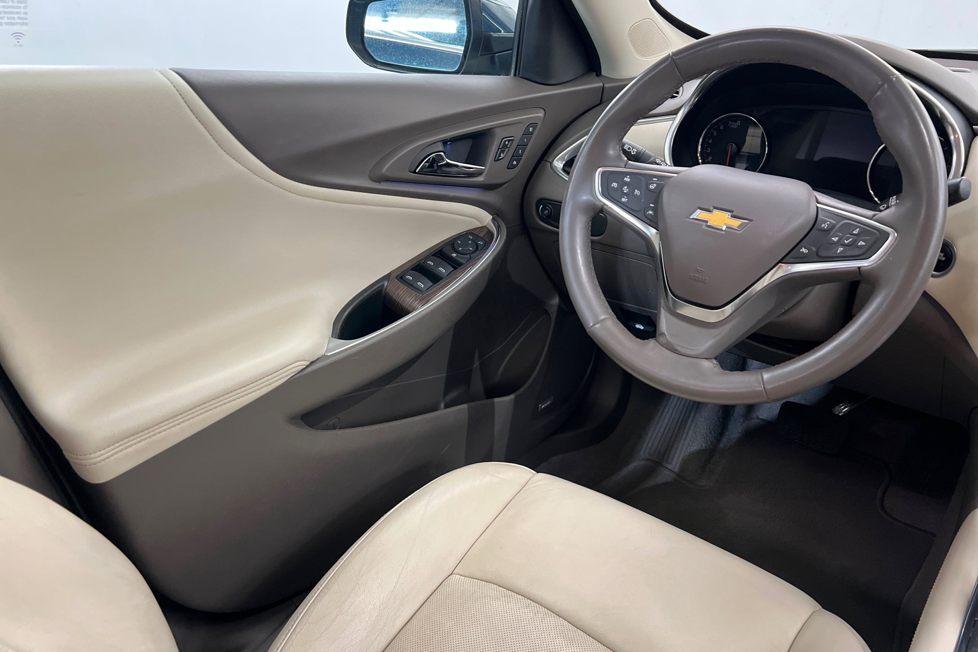 Used 2024 Lakeshore Blue Metallic Chevrolet LT image 12