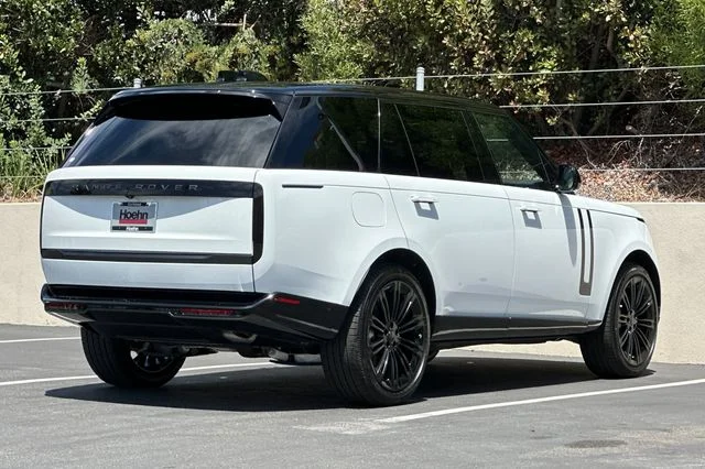 New 2026 Fuji White Land Rover SE image 5