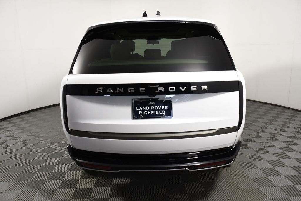 New 2026 Ostuni Perl Wh Land Rover SE image 5