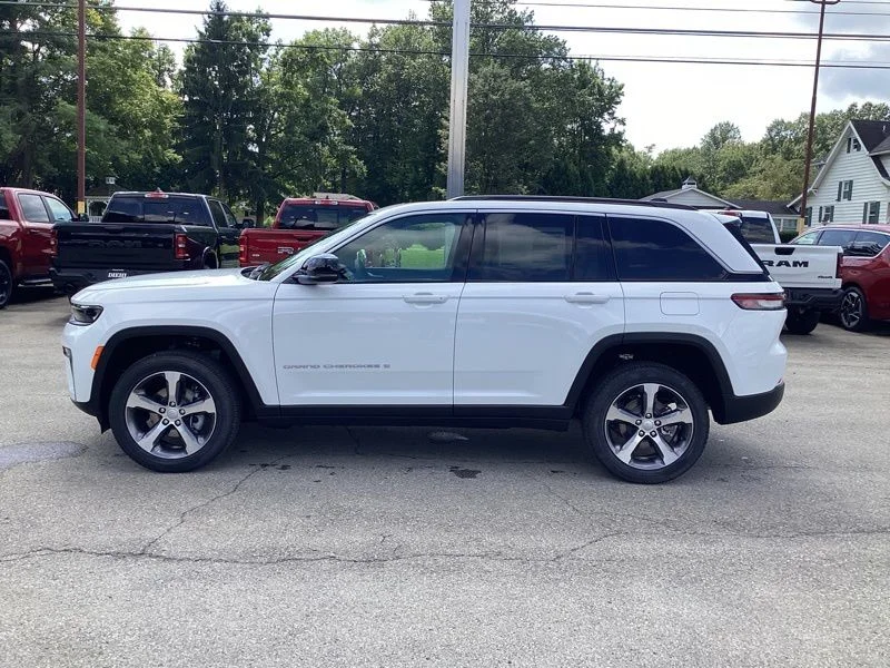 New 2026 Bright White Clear-Coat Exterior Paint Jeep Limited image 4