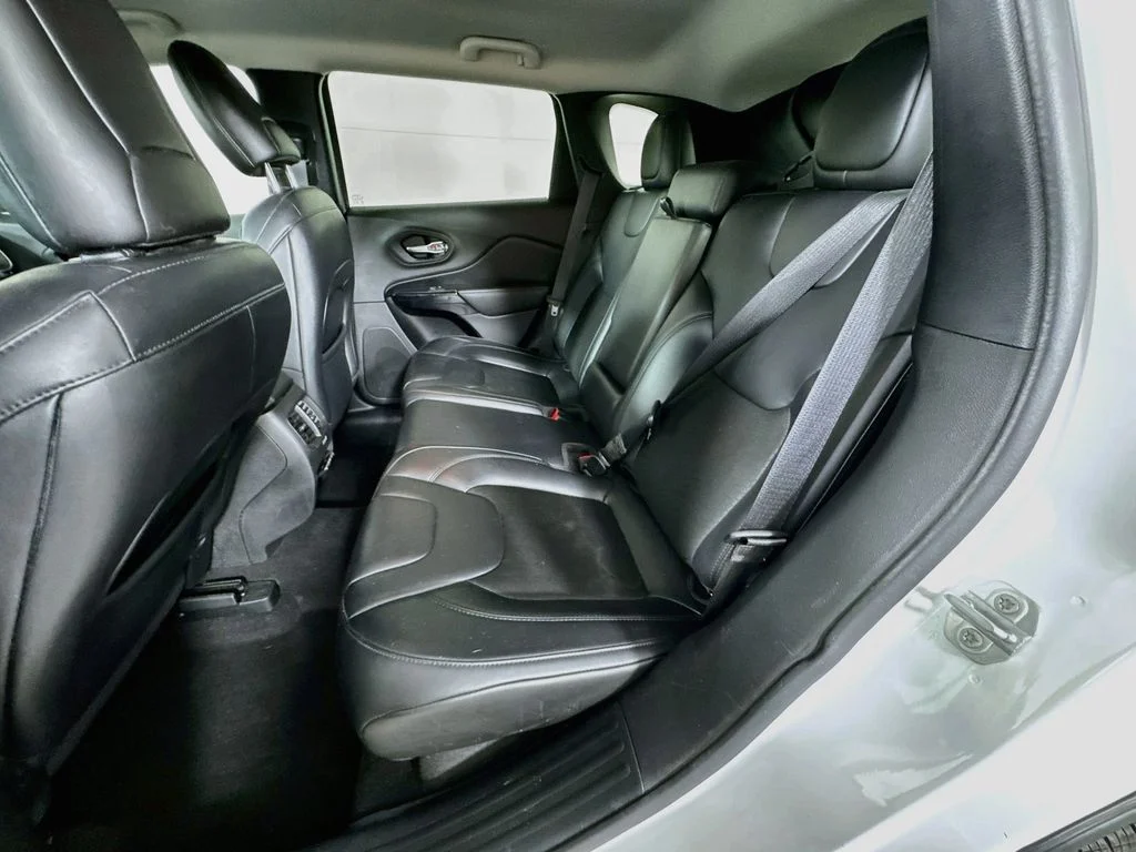 Used 2020 White Jeep Latitude Plus image 28