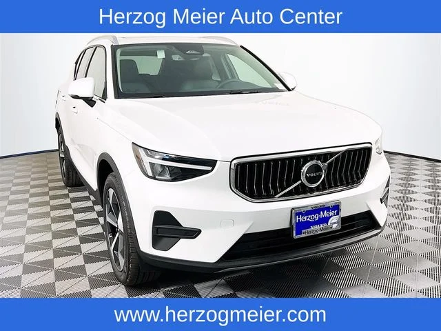 2025 Volvo XC40 B5 Core Bright AWD's photo