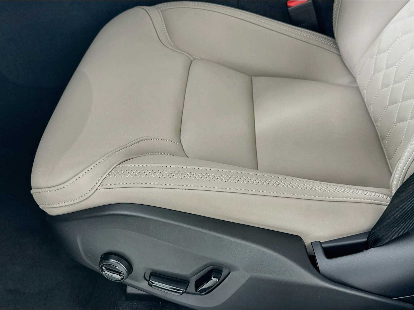 New 2026 Crystal White Volvo Plus image 17