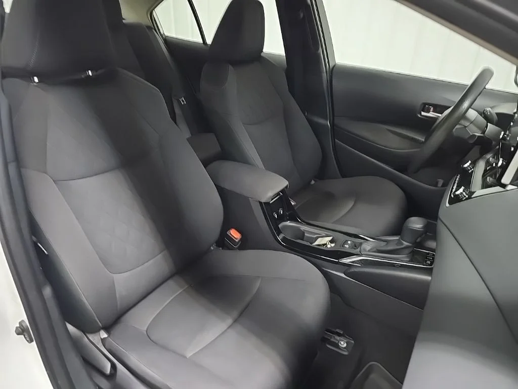 Used 2020 White Toyota LE image 14