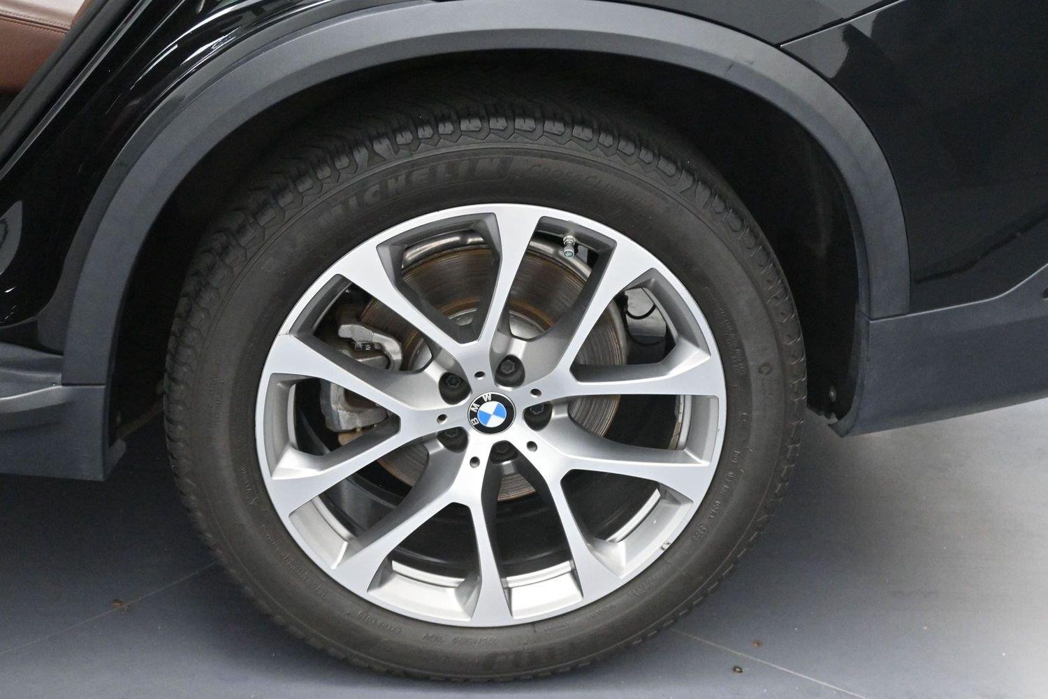 Used 2019 Black Sapphire Metallic BMW xDrive40i image 41