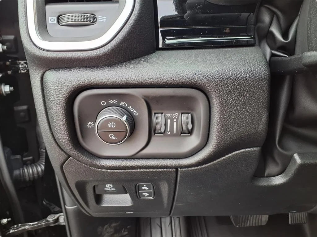 New 2026 Diamond Black Crystal Pearl-Coat Exterior Paint RAM Laramie image 11