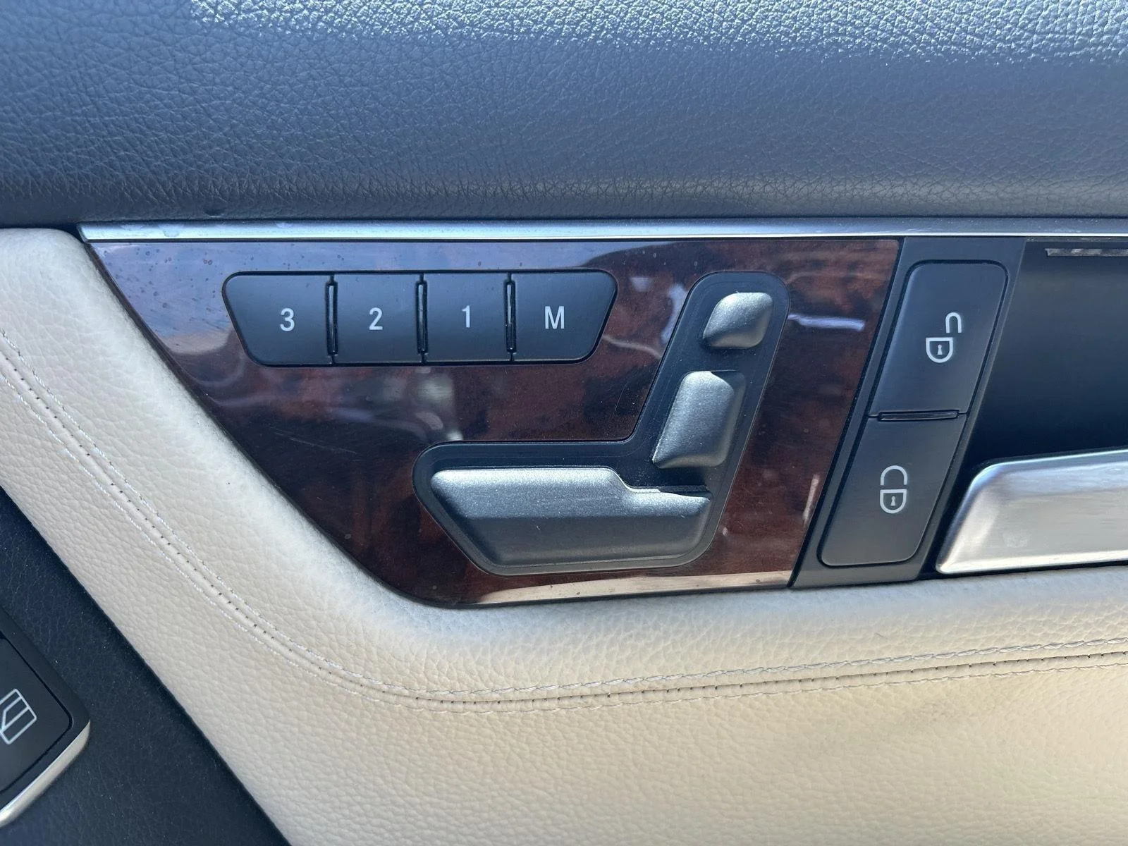 Used 2012  Mercedes-Benz C 300 Sport image 22
