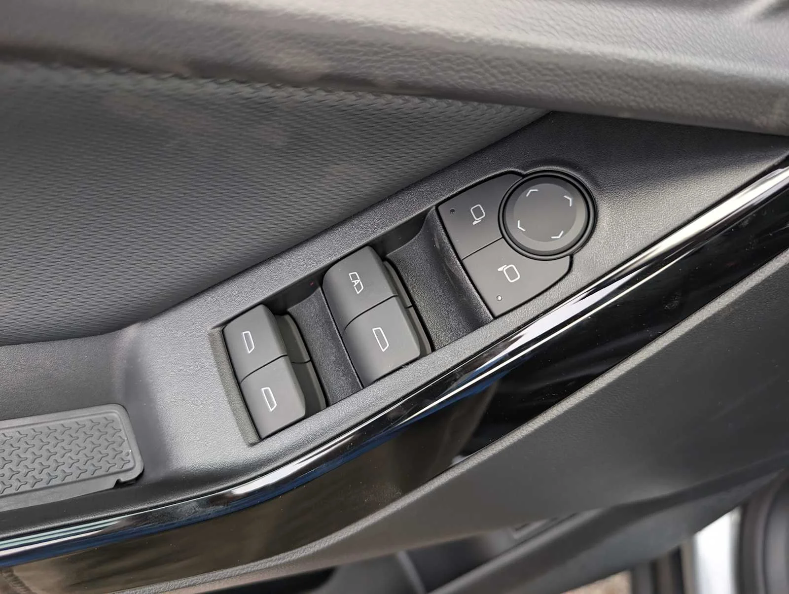 2027 Chevrolet Equinox LT - Photo 32