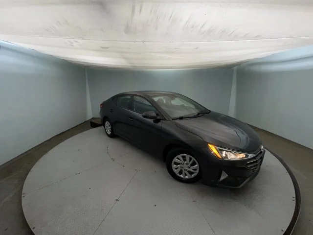 Used 2020 Gray Hyundai SE image 1