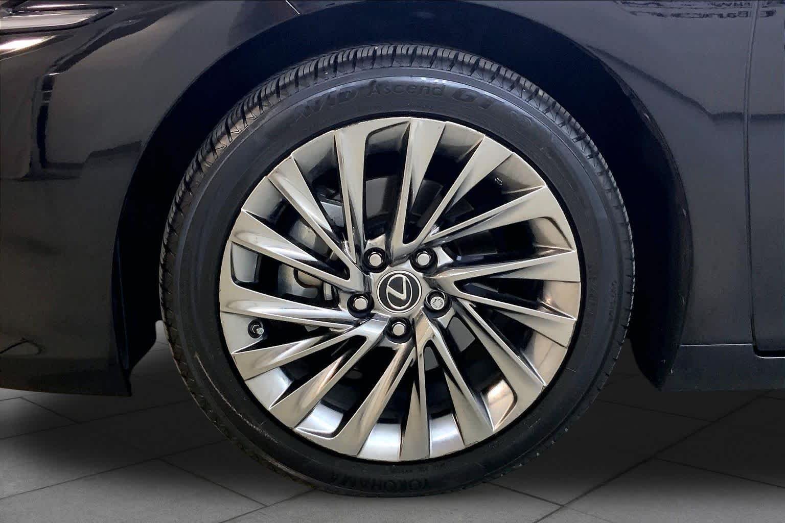 Used 2024 Obsidian Lexus Ultra Luxury image 10