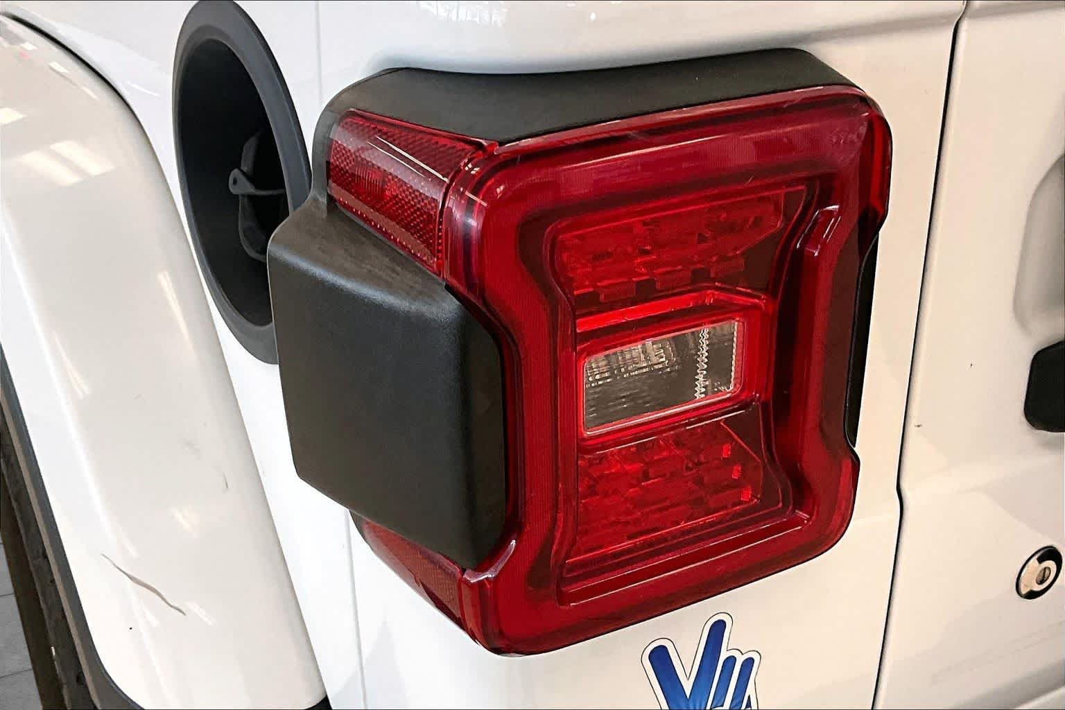 Used 2018 Bright White Clearcoat Jeep Sahara image 26