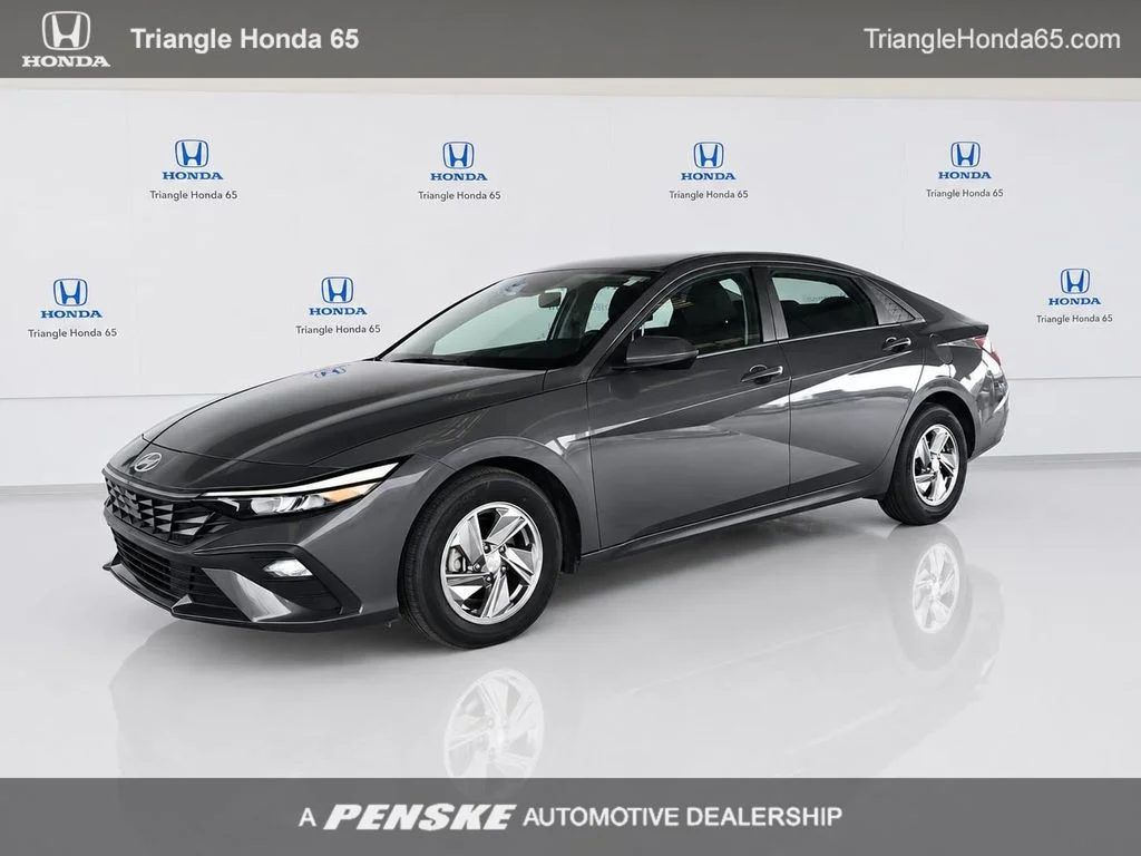 Used 2025  Hyundai SE image 1