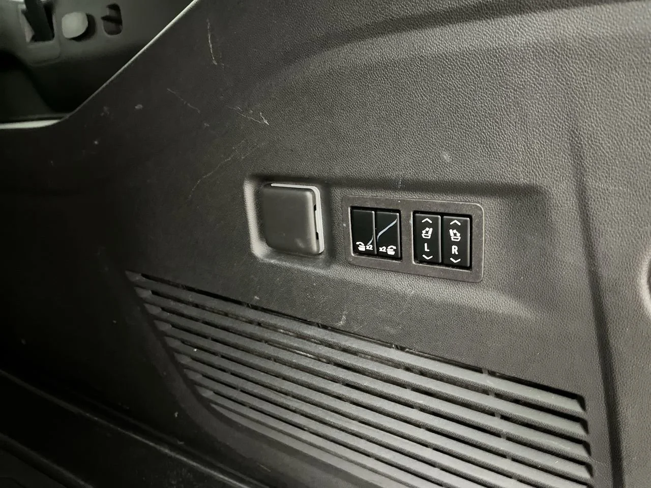 Used 2023 Sterling Metallic GMC Denali image 4