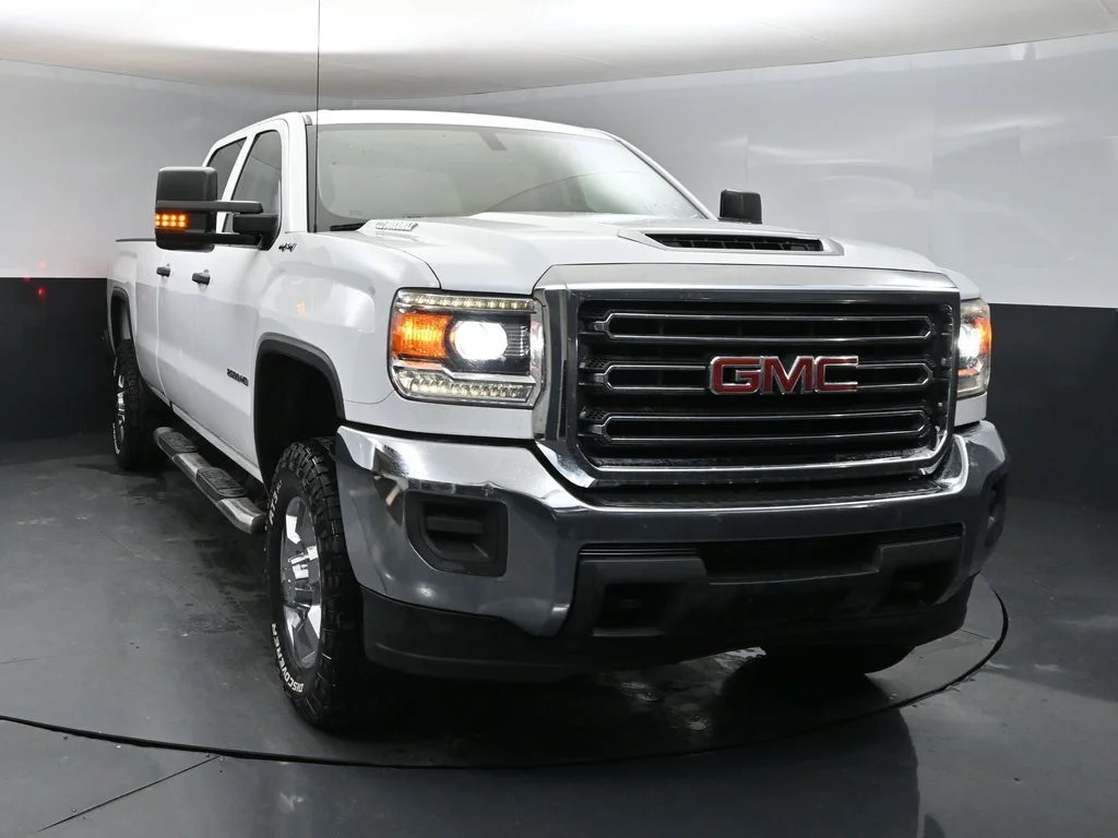 Used 2019 White GMC Base image 6