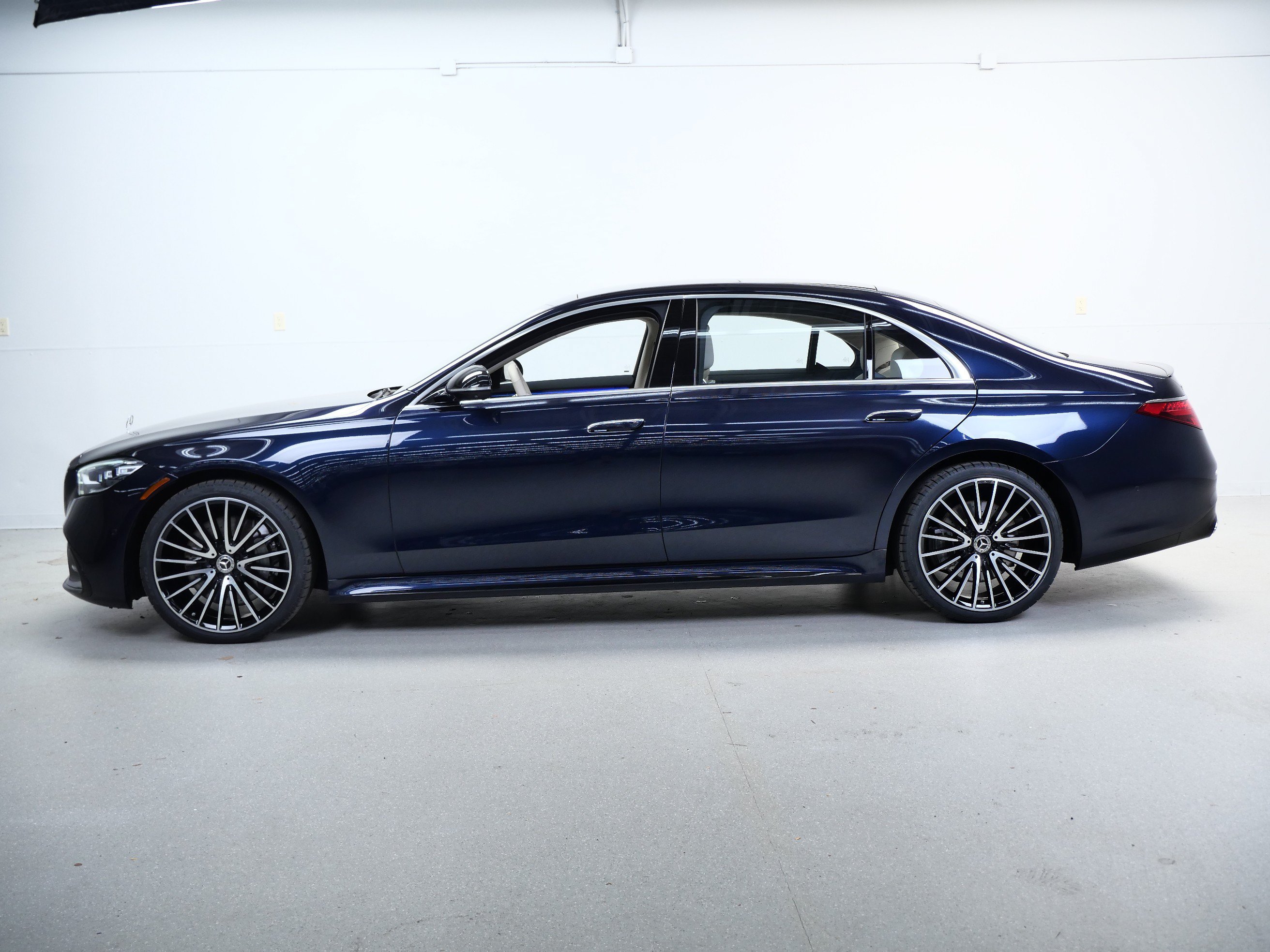Used 2022 Nautical Blue Metallic Mercedes-Benz S 500 image 10
