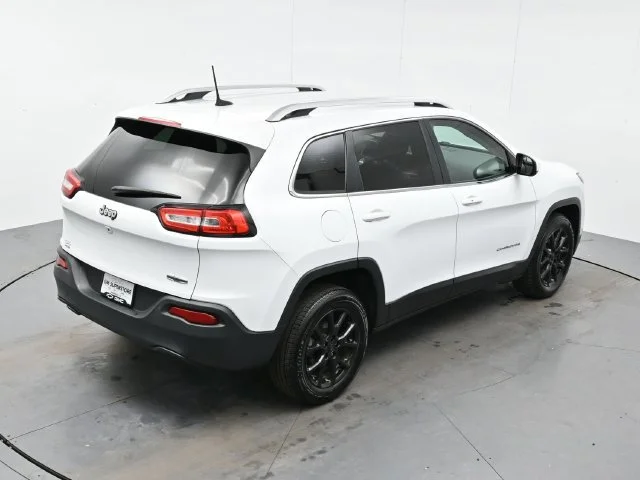 Used 2018 Bright White Clearcoat Jeep Latitude Plus image 38