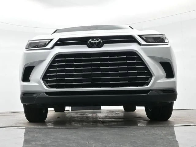 Used 2024 Wind Chill Pearl Toyota XLE image 27