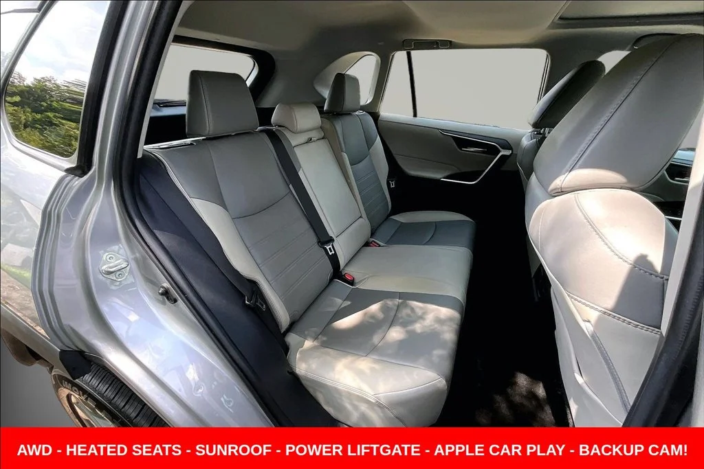 Used 2021 Silver Toyota XLE Premium image 31