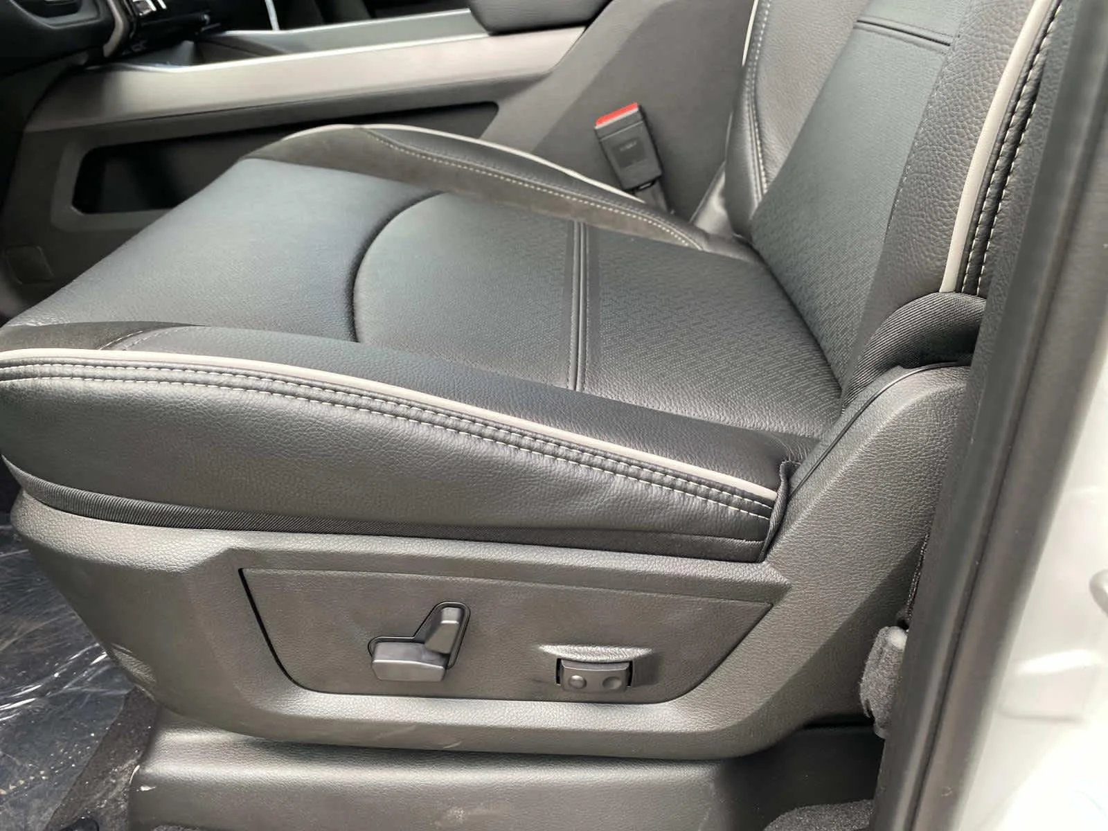 New 2026 Bright White Clear-Coat Exterior Paint RAM Laramie image 10