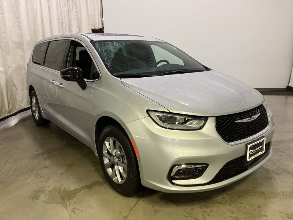 2026 Chrysler Pacifica Select AWD's photo