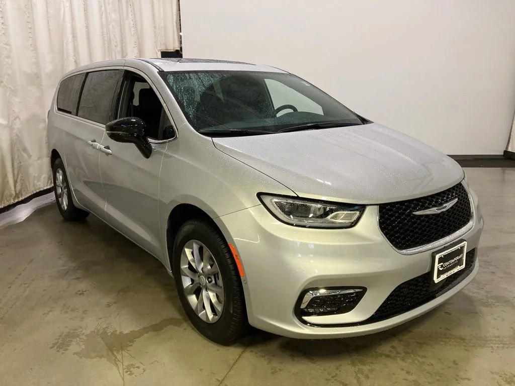2026 Chrysler Pacifica Select AWD's photo