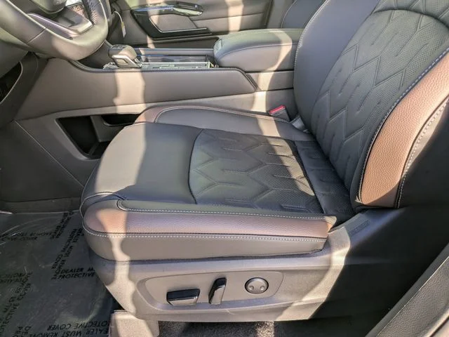 New 2026 Boulder Gray Pearl / Super Black Two-tone Nissan Platinum image 17