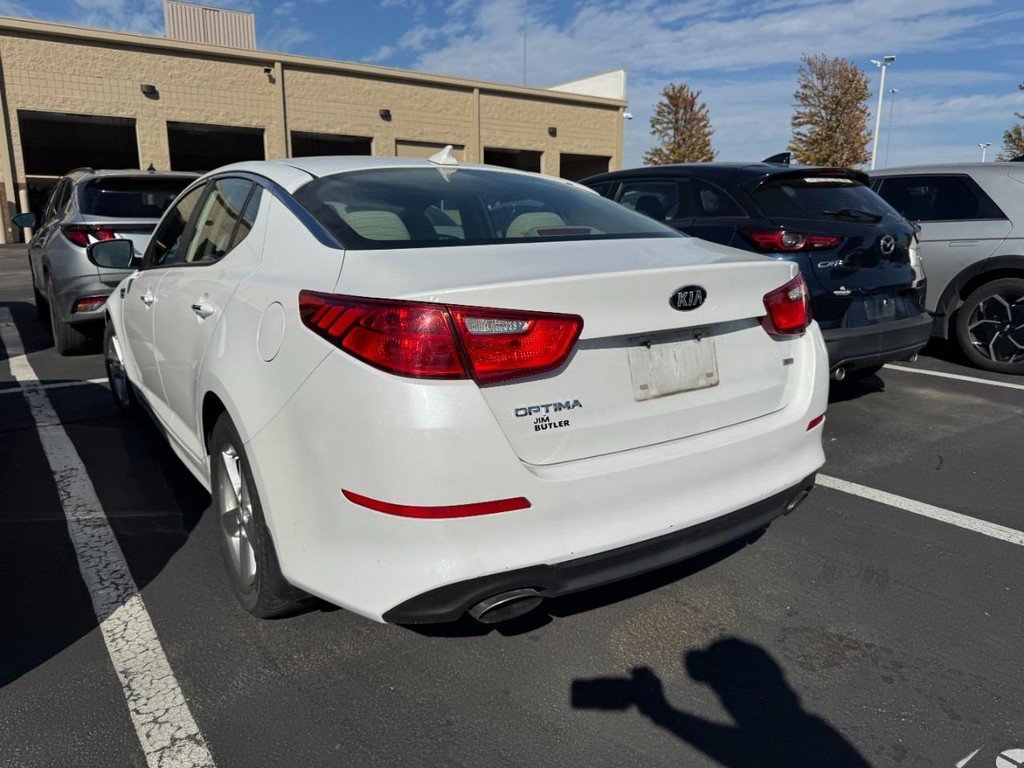 Used 2015 White Kia LX image 4