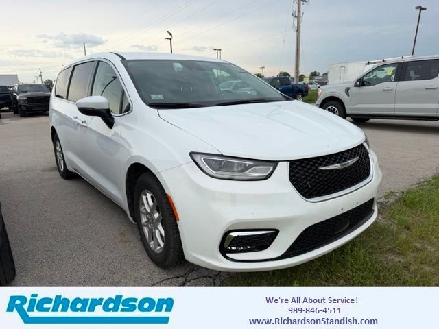 2023 Chrysler Pacifica Touring L's photo