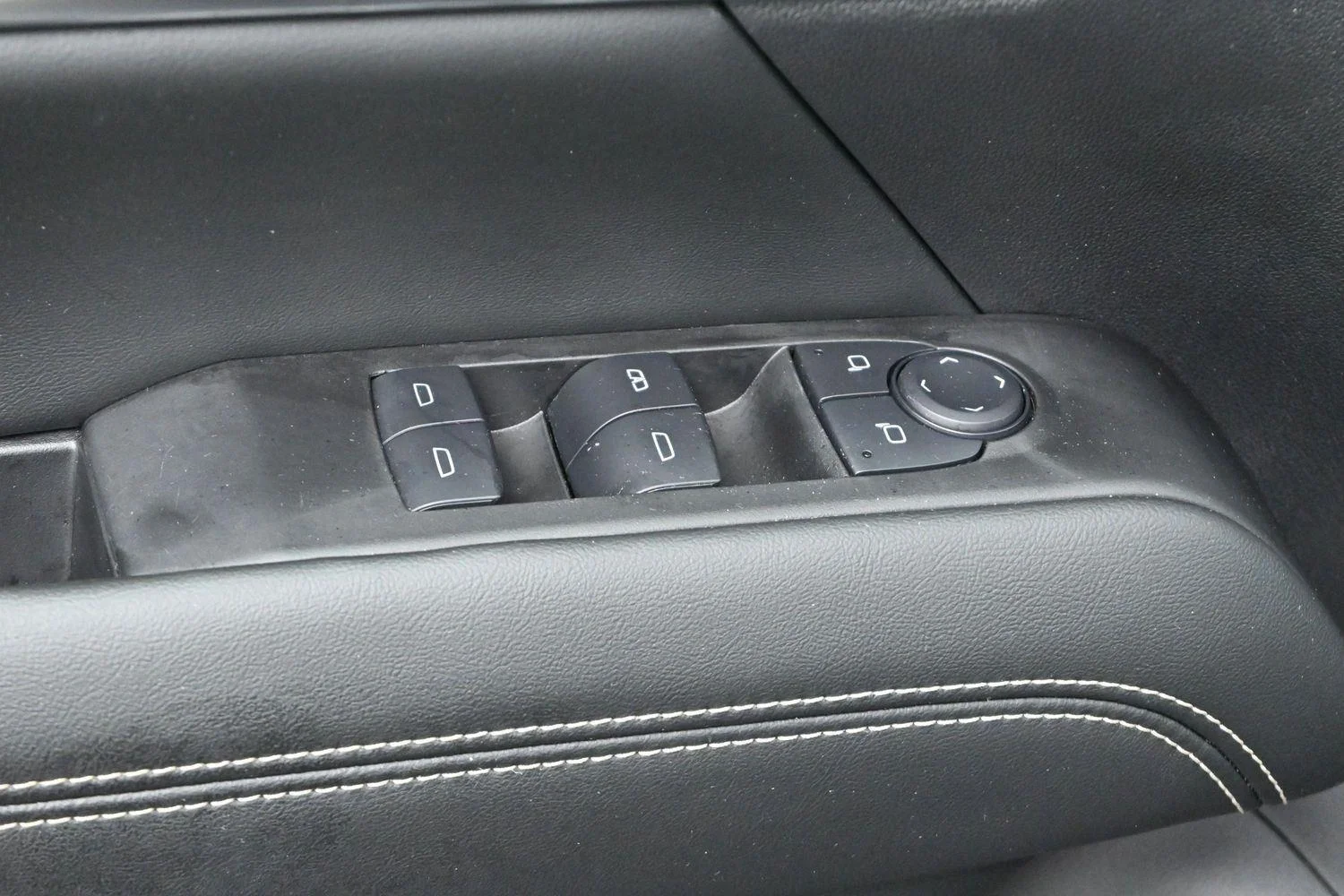 Used 2025 Ebony Twilight Metallic GMC Elevation image 12