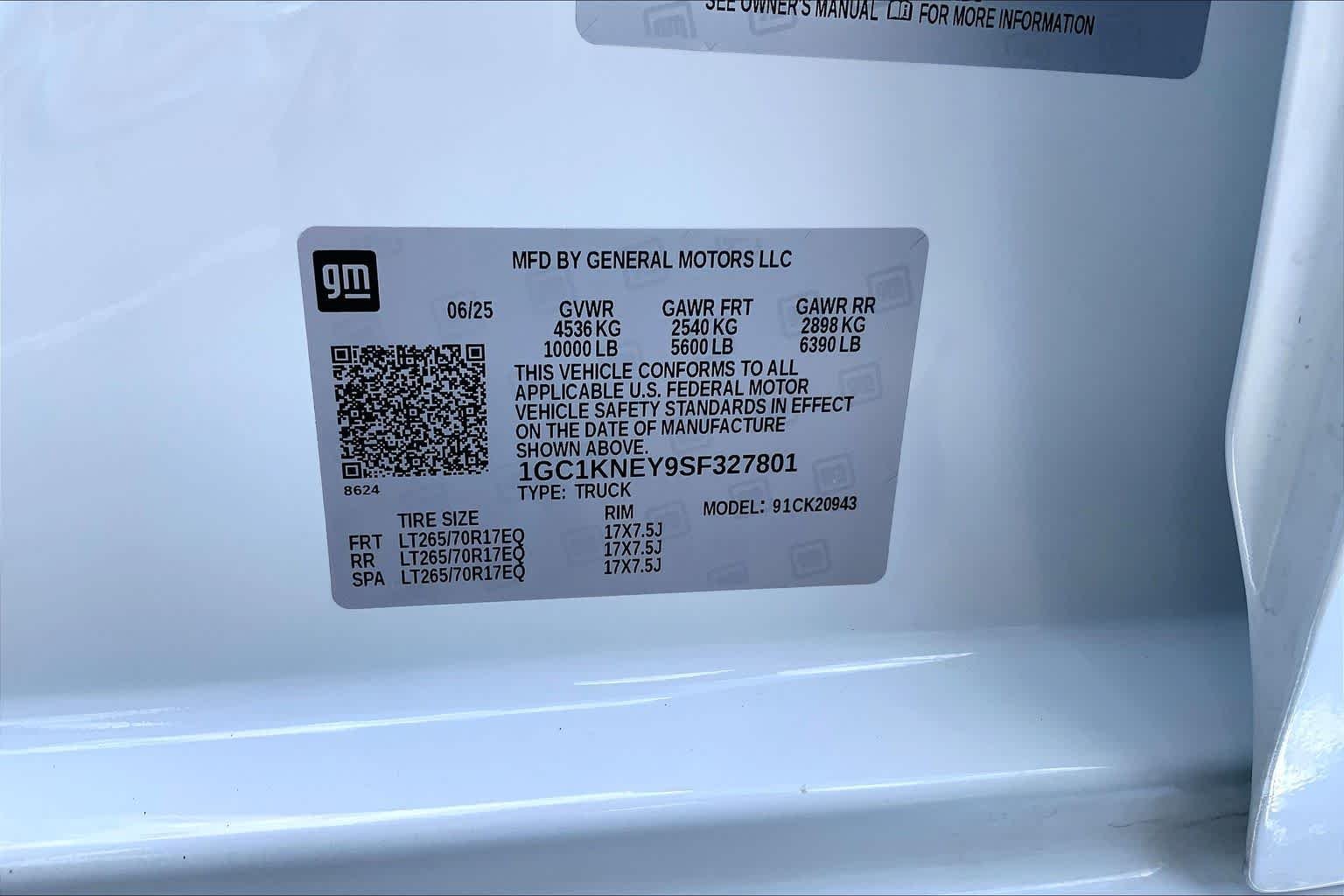 Used 2025 Summit White Chevrolet LT image 33