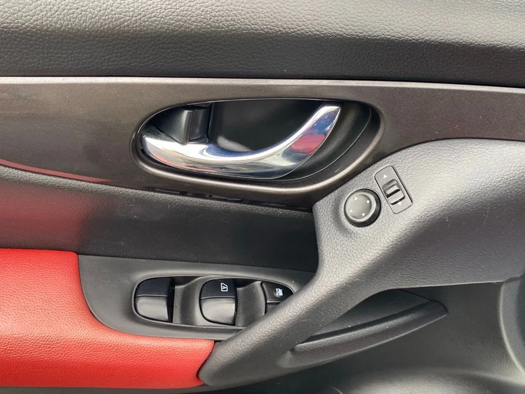 Used 2019 White Nissan S image 24