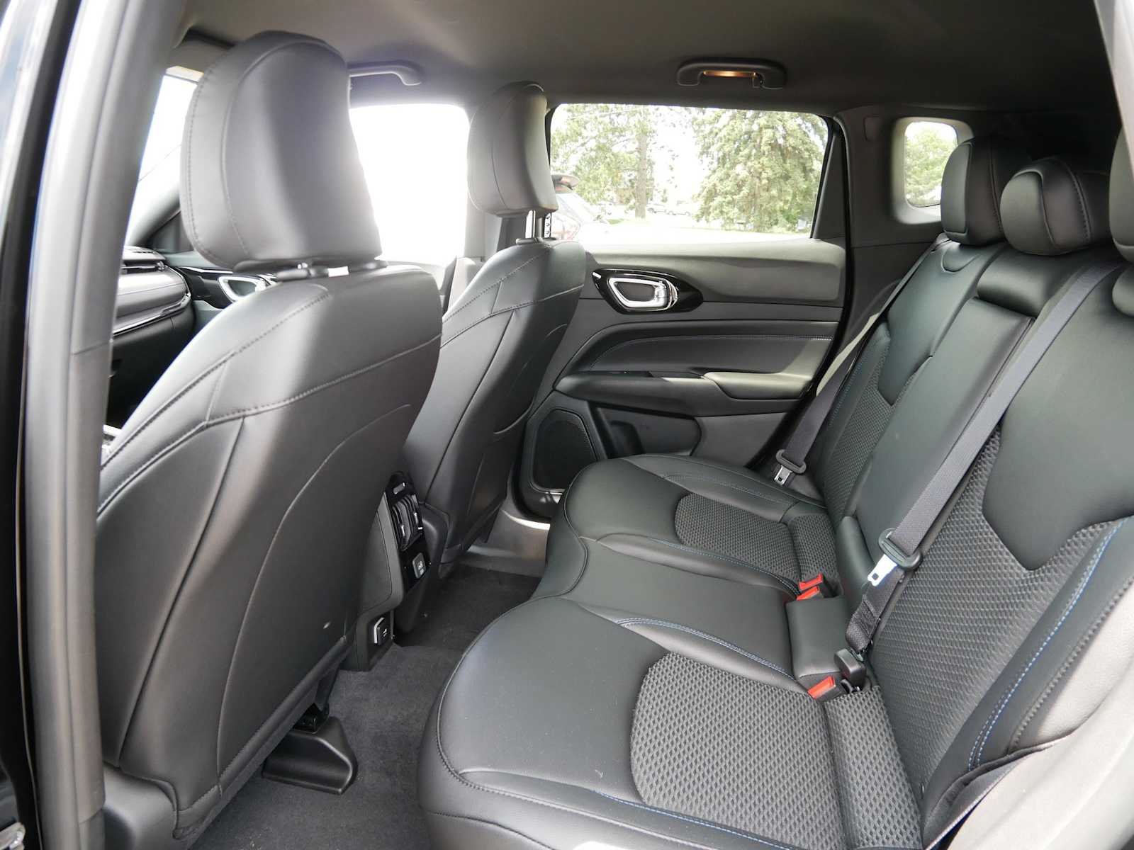 New 2026 Diamond Black Crystal Pearl-Coat Exterior Paint Jeep Latitude image 10